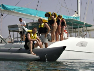 mehrere Leute steigen auf eine fliegende Banane 